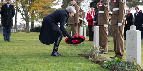 Theresa May na komemoraciji (Foto: AFP)
