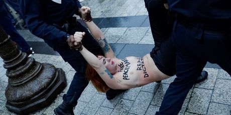 Žena golih grudi s natpisom Femen istrčala pred kolonu Donalda Trumpa (Foto: AFP) - 2