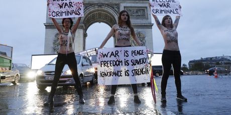 Žena golih grudi s natpisom Femen istrčala pred kolonu Donalda Trumpa (Foto: AFP) - 3