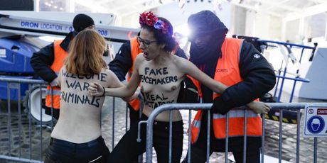 Žena golih grudi s natpisom Femen istrčala pred kolonu Donalda Trumpa (Foto: AFP) - 4