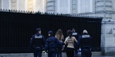 Žena golih grudi s natpisom Femen istrčala pred kolonu Donalda Trumpa (Foto: AFP) - 5