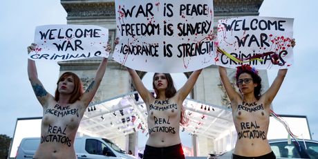 Žena golih grudi s natpisom Femen istrčala pred kolonu Donalda Trumpa (Foto: AFP) - 6