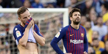 Ivan Rakitić i Gerard Pique (Foto: AFP)