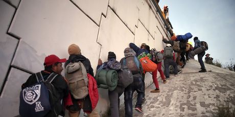 Migranti u pokušaju prelaska granice (Foto: AFP)