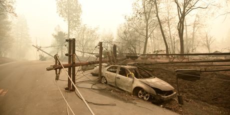 Izgorjeli automobil u velikom požau u Kaliforniji (Foto: AFP)