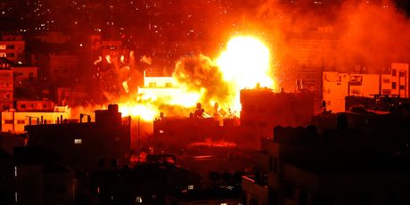 Raketiranje traje cijelu noć (Foto: AFP)