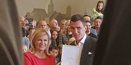 Predsjednica i Mandžukić (Foto: GOL.hr)