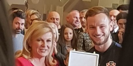 Predsjednica i Rakitić (Foto: GOL.hr)