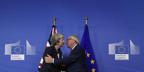 Britanska premijerka Theresa May i predsjednik Europske komisije Jean-Claude Juncker (Foto: AFP)