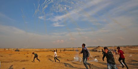 Palestinci bježe pred raketama (Foto: AFP)