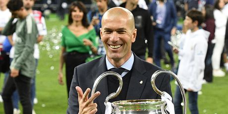 Zinedine Zidane s trofejem Lige prvaka (Foto: AFP)