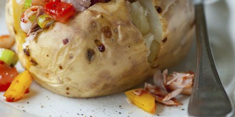 Pečeni krumpir, salsa od graha i tuna