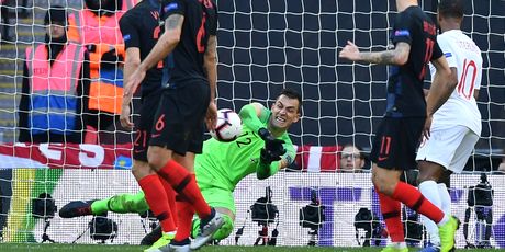 Kalinić u kaciji protiv Engleza (Foto: AFP)