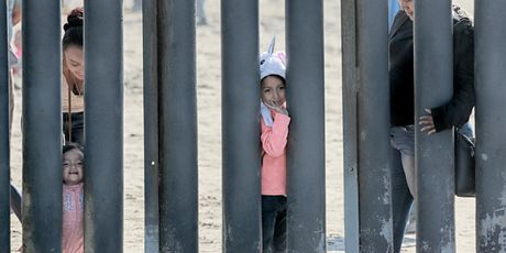 Migranti čekaju na ulazu (Foto: AFP)