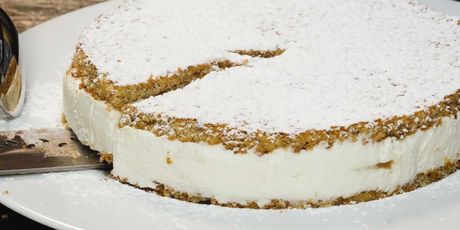 Torta od ricotte i kruške s biskvitom od lješnjaka