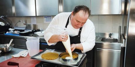 Torta od ricotte i kruške s biskvitom od lješnjaka