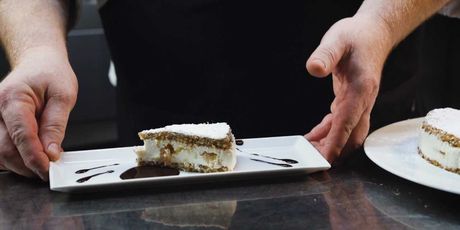 Torta od ricotte i kruške s biskvitom od lješnjaka