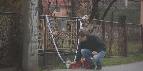 Lampioni ispred kuće ubijenih u Strugama (Foto: Dnevnik.hr)