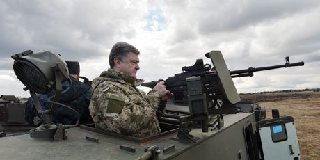 Ukrajinski predsjednik Petro Porošenko u oklopnom vozilu (Foto: Arhiva/AFP)
