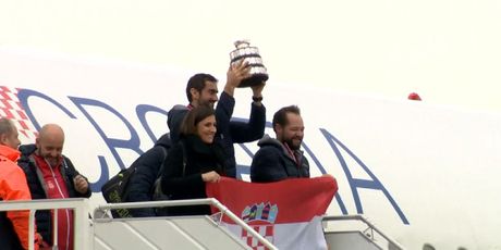 Marin Čilić i Željko Krajan izlaze iz zrakoplova s Davis Cup trofejom (Foto: Dnevnik.hr)