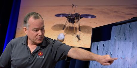 Voditelj projekta InSight, Tom Hoffman, pokazuje mjesto slijetanja (Foto: NASA/Bill Ingalls)