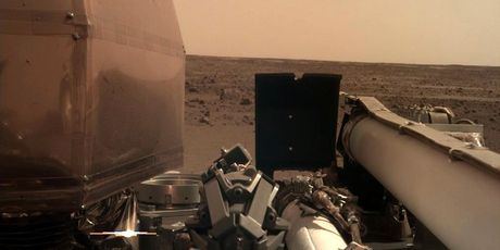 NASA je objavila fotografiju koju je kamera na sondi InSight snimila nakon slijetanja na Mars (Foto: NASA/JPL-Caltech)