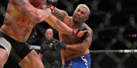 Mark Hunt udara Brocka Lesnara (Foto: AFP)