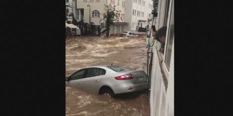 Obilne kiše poplavile su turističko mjesto Burdum (Foto: screenshot/Reuters) - 1