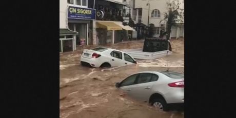 Obilne kiše poplavile su turističko mjesto Burdum (Foto: screenshot/Reuters) - 2