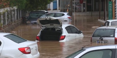 Obilne kiše poplavile su turističko mjesto Burdum (Foto: screenshot/Reuters) - 3