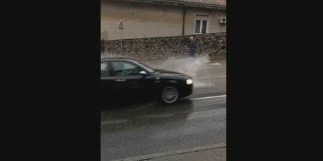Poplavljena ulica u Rijeci (Foto: Dnevnik.hr) - 1