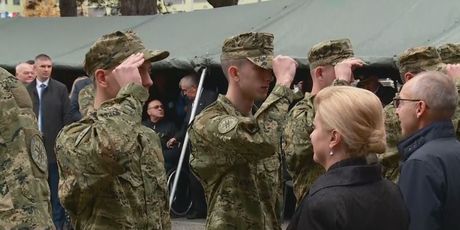 Hrvatska vojska pred predsjednicom Grabar-Kitarović (Foto: Dnevnik.hr)