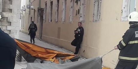 Muškarac u Zadru prijeti da će se baciti sa zgrade (Foto: Zadarski.hr) - 1