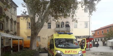 Muškarac u Zadru prijeti da će se baciti sa zgrade (Foto: Zadarski.hr) - 2
