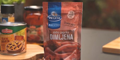 Dimljena paprika, tex-mex mješavina, crni grah i pečena paprika glavni su sastojci ove salate