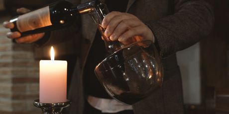 Dekantiranje odvaja bistru tekućinu od taloga koji nastaje s vremenom