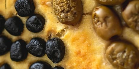 Foccacia s Natur*pur bučinim sjemenkama i maslinama