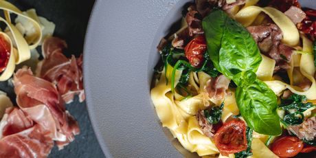 Tagliatelle s pršutom, sušenim rajčicama i špinatom