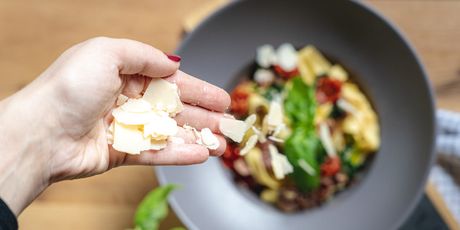 Tagliatelle s pršutom, sušenim rajčicama i špinatom