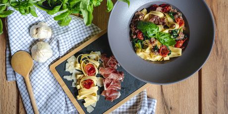 Tagliatelle s pršutom, sušenim rajčicama i špinatom