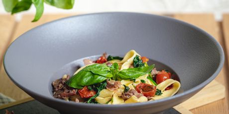 Tagliatelle s pršutom, sušenim rajčicama i špinatom
