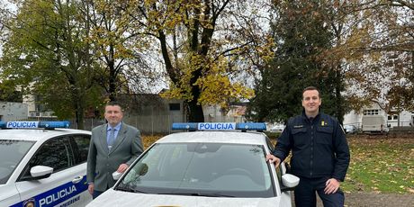 Policajci pomogli da žena koja rađa što prije dođe do bolnice - 3