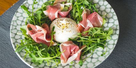 Talijanska večera: Burrata s pršutom i rukolom