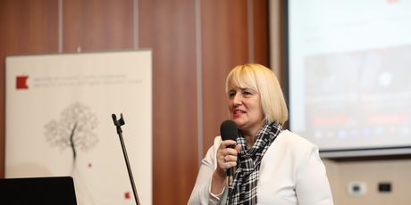 mr. sc. Sandra Bezjak, ravnateljica AZVO