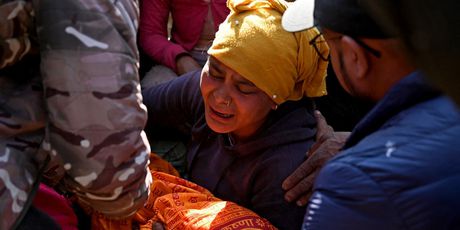 Nepalci oplakuju mrtve u potresu - 2