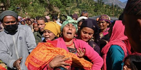 Nepalci oplakuju mrtve u potresu - 5