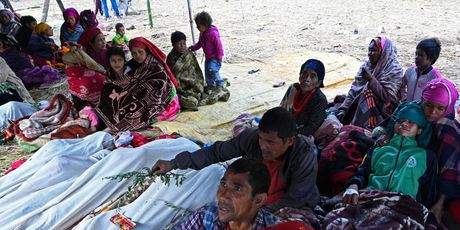 Nepalci oplakuju mrtve u potresu - 7