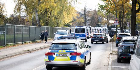Policija i specijalci opkolili školu u okolici Hamburga - 5