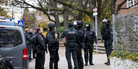 Policija i specijalci opkolili školu u okolici Hamburga - 6
