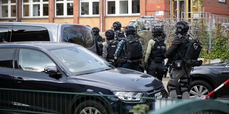 Policija i specijalci opkolili školu u okolici Hamburga - 7